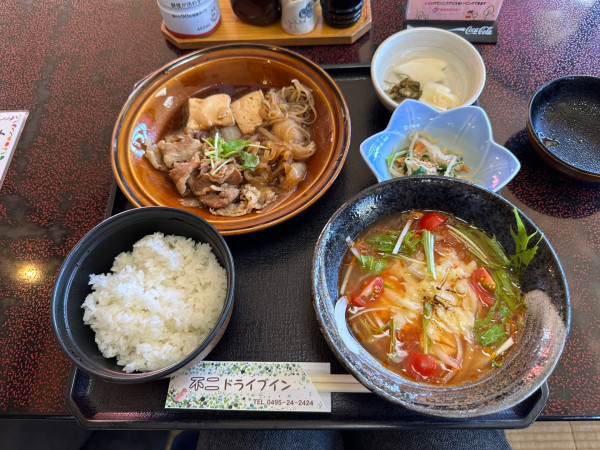 「本日の日替わりランチ（すき焼き定食＋炙りチーズトマトラーメン」@不二ドライブインの写真