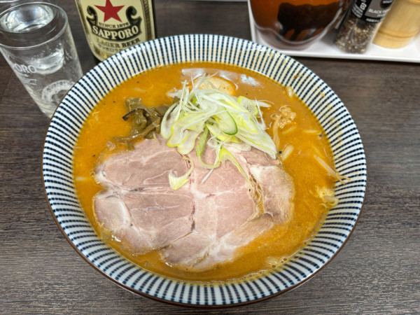 「サッポロ赤星中瓶〜灼辛味噌らーめん　味玉」@灼味噌らーめん 八堂八の写真
