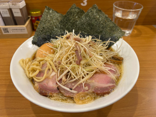 「全部のせ醤油らーめん燻製たまご1450円、ネギ180円」@しののめヌードルの写真