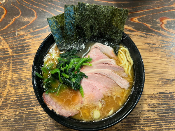 「チャーシューメン（ 燻製3枚 ）1,250円　中盛 200円」@家系ラーメン クックらの写真