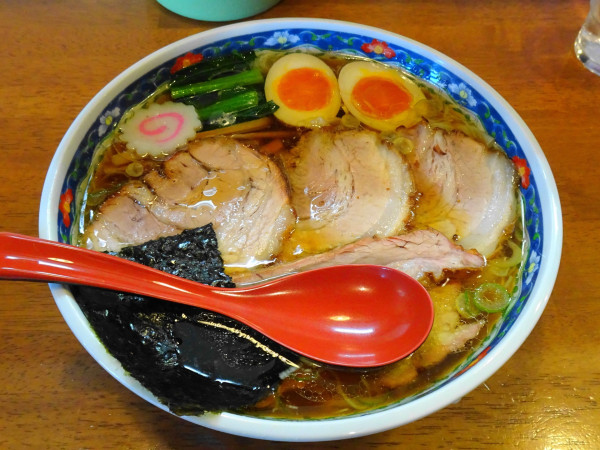 「焼豚ワンタン麺（1,420円）＋半熟煮玉子（150円）」@手打中華 特札堂の写真