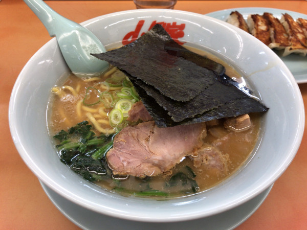 「醤油ラーメン(多、濃)+クーポンコロチャー+無料餃子 690円」@ラーメン山岡家 さいたま宮前店の写真