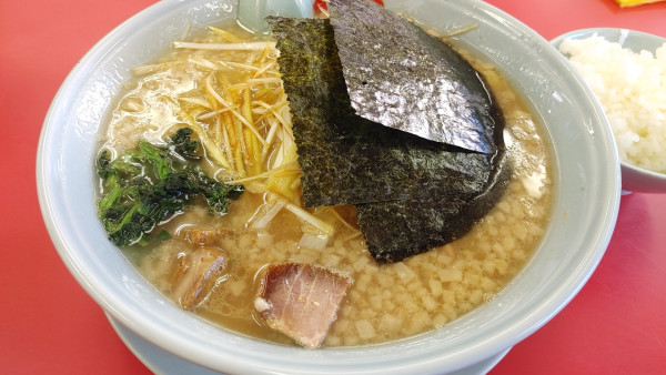 「醤油ネギラーメン　コロチャー、背脂トッピング」@山岡家 松本店の写真