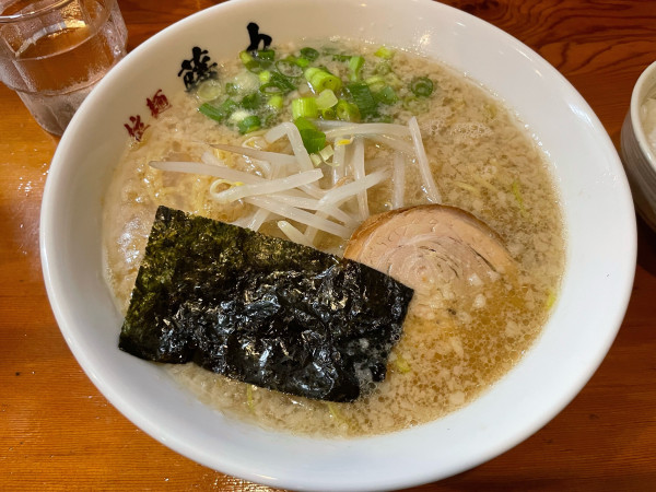 「ラーメン　半ライス」@東京豚骨拉麺 藤丸の写真