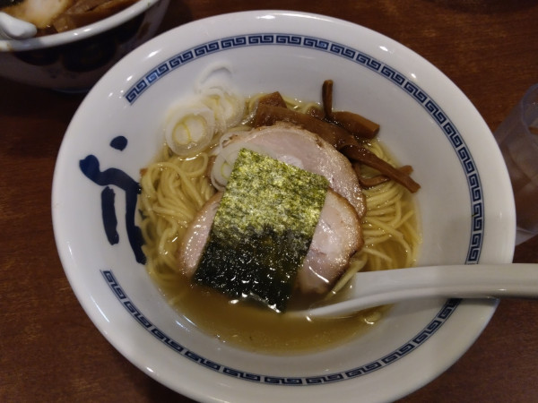 「らーめん(チャーシュー2枚） 塩900円」@たけちゃんにぼしらーめん 調布店の写真