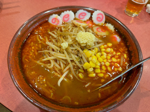 「辛味噌らーめん＋コーン、ニンニク、ナルト」@らーめん 高尾の写真