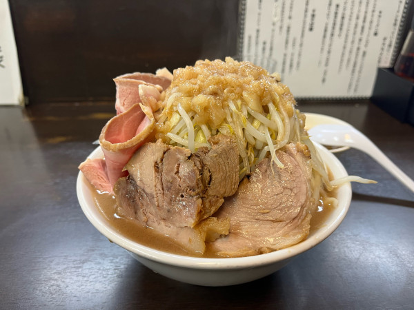 「らーめん小(ヤサイニンニクアブラマシ)+MIX豚、ゆで卵」@ラーメンどでん 大宮店の写真