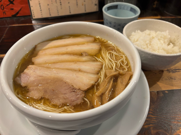 「醤油ラーメンチャーシュー1100円 大盛110円 ライス150円」@徳川町 如水 本店の写真
