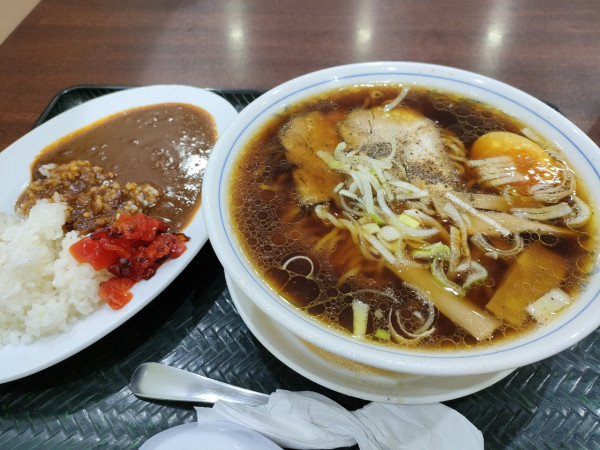 「富山ブラックラーメン(650円)＋セットカレー(300円)」@ピーコックの写真