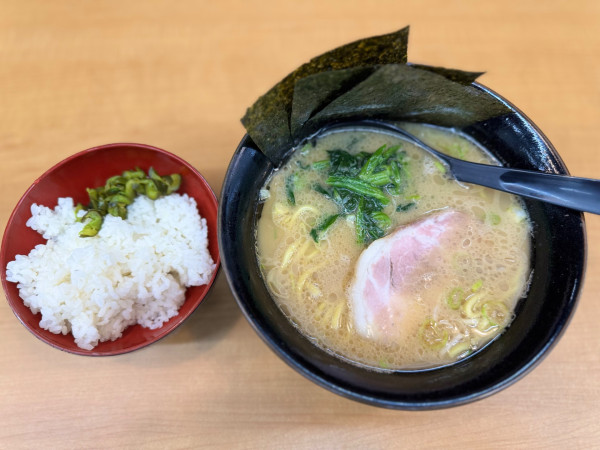 「(小)豚骨らーめん850円+無料ライス」@横浜家系 豚丸の写真