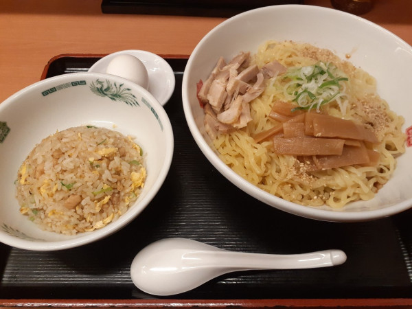 「汁なしラーメン（大盛）＋半チャーハン」@日高屋 成増北口店の写真