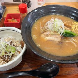 味噌らーめん750円、チャーシュー丼350円