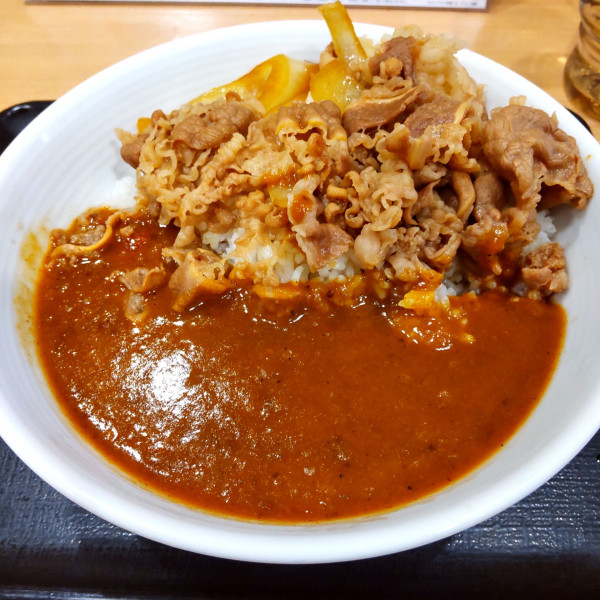 「【期間限定】肉だく牛魯珈カレー（￥839）」@吉野家 蒲田駅前店の写真
