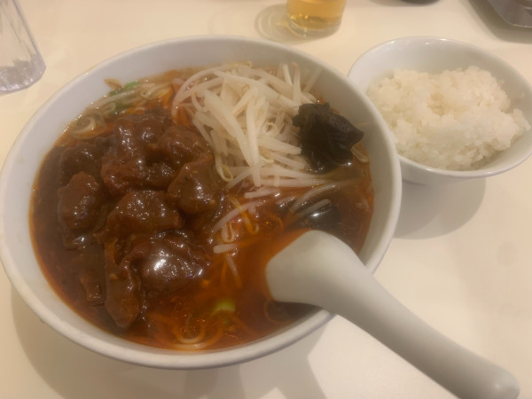 「牛肉麺2000₊ミニ飯50₌2050円」@中国料理 味芳斎 支店の写真