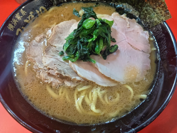 「チャーシュー麺大盛　ライス　燻製チャー一枚追加　玉ねぎ」@横浜家系ラーメン みどりの写真