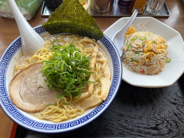 「豚骨醤油麺＋麺大盛り＋半炒飯セット」@麺家 くさび 郡山イオンタウン店の写真