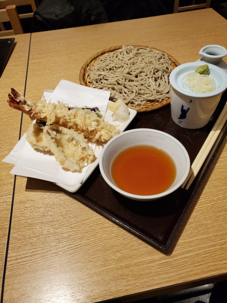 「海老天ぷらと蕎麦　生ビール」@ソバキチ ルミネ横浜店の写真