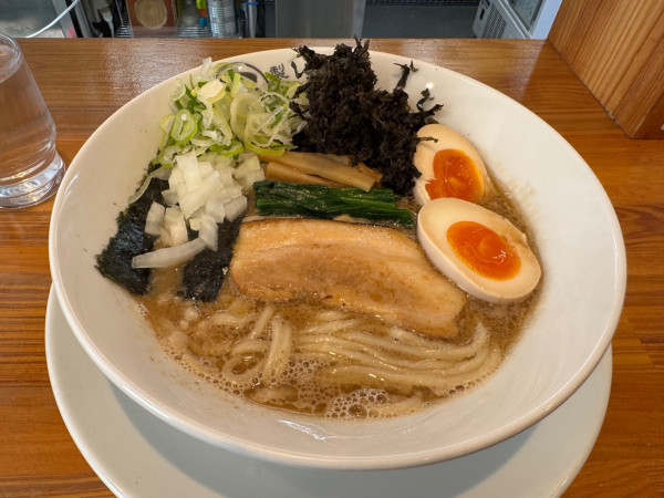 「豚鶏白湯濃いチャチャラーメン【得】」@ニボチャチャ！！ラーメン あらき軒の写真