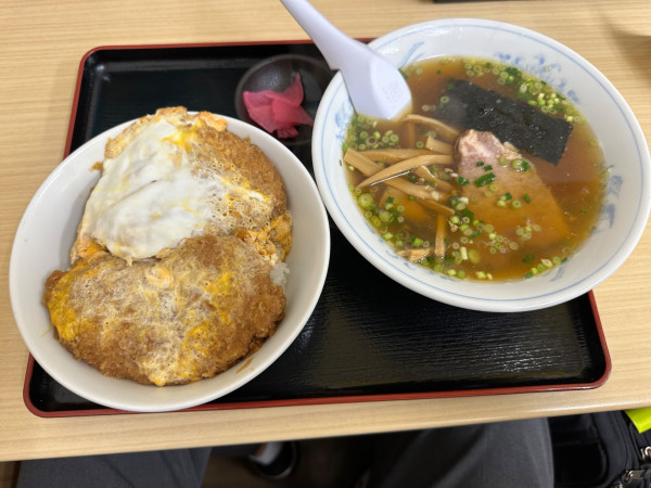 「カツ丼セット（カツ丼＋半ラーメン）1,100円」@松島軒の写真