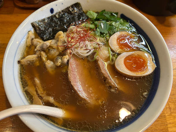「あさり醤油そば＋特製トッピング　850円+200円=1050」@麺屋 鶏口の写真