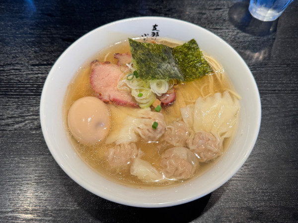 「ワンタンメン（塩）＋味付け玉子」@支那ソバ 小むろの写真