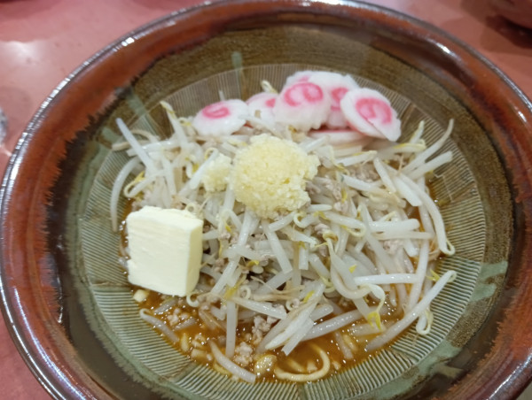 「味噌らーめん・麺軽め・スープ少なめ+ニンニク+バター+なると」@らーめん 高尾の写真