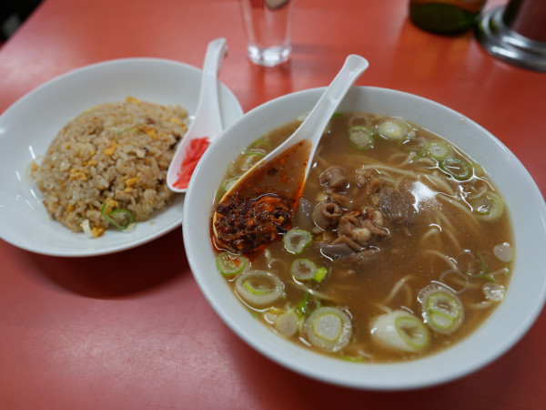 「ホルモンラーメン 麺硬め＋辛目＋ニンニクチャーハン」@味仙 名古屋駅店の写真