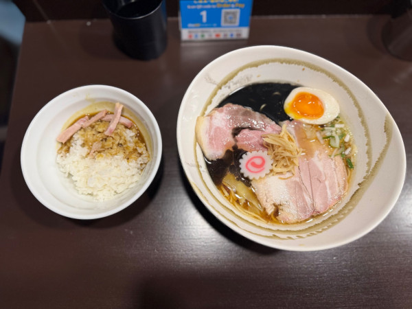 「特上焦がし系醤油 1100円＋サービスカレーライス」@ラーメンニキ新橋の写真