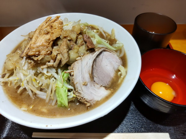 「ラーメン300g豚１枚＋生卵」@限界を超えろ 京成大久保校の写真