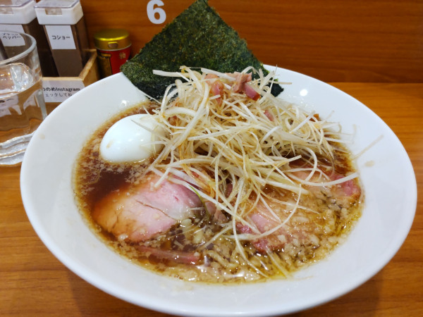 「醤油らーめん＋塩たまご､ネギ」@しののめヌードルの写真