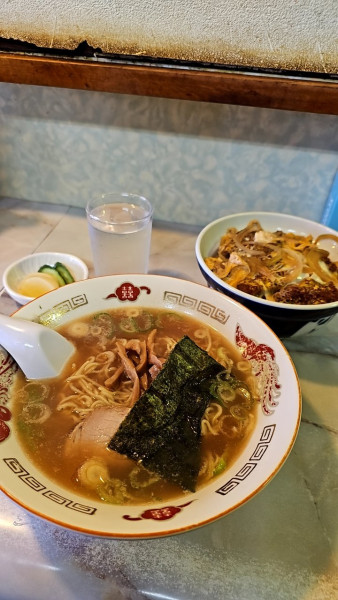 「ラーメン350円カツ丼600円」@中華そば 秀宝の写真