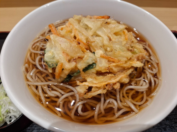 「かき揚げそば５９０円」@いろり庵きらく 信濃町店の写真