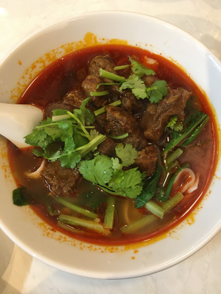 「四川風五目牛バラ刀削麺(940円)」@餃子伝説 総本舗の写真