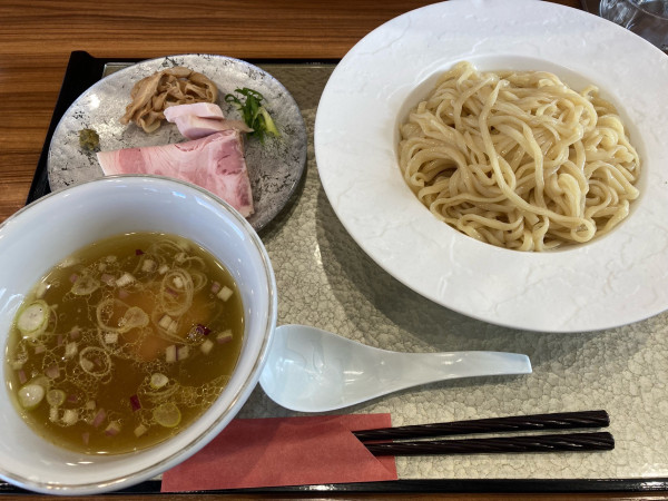 「塩つけ麺（大盛り）＋吊るし焼きチャーシュー」@彩とりの写真