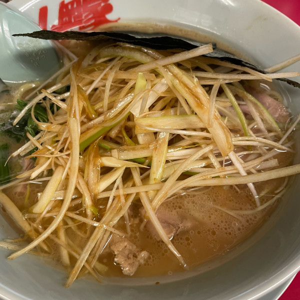 「醤油ラーメン 690円 味付ネギ 160円 コロチャー」@ラーメン山岡家 大泉店の写真