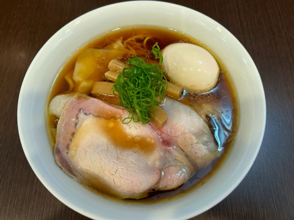 「醤油らーめん＋ワンタン＋味玉＝1000円＋200円＋150円」@とものもとの写真