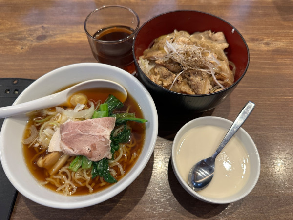 「日替り定食（豚バラ塩焼肉丼＋半醤油ラーメン）1,100円」@陳麻家 高崎駅西口店の写真
