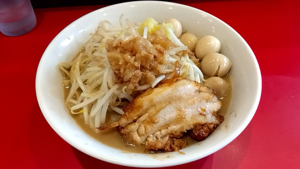 「ラーメン並（９９０円）＋うずら（１００円）」@ラーメン つづき 町田店の写真