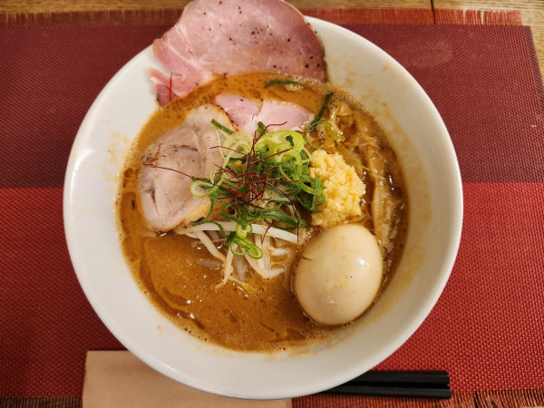 「濃厚味噌らぁめん味玉」@麺LOUISの写真