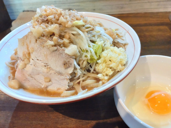 「中ラーメン+生卵」@熊谷肉飯店の写真