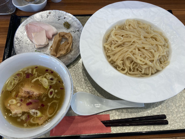 「塩つけ麺（大盛り）＋吊るし焼きチャーシュー」@彩とりの写真