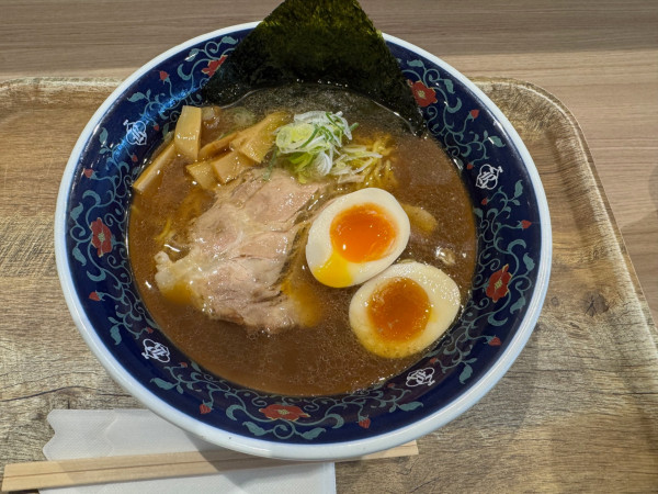 「煮干醤油ラーメン　煮卵トッピング」@凌駕IDEA イオンモール松本店の写真
