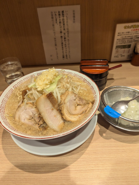 「魚郎ラーメン+大盛(クーポン)+背脂トッピング」@せたが屋 本店の写真