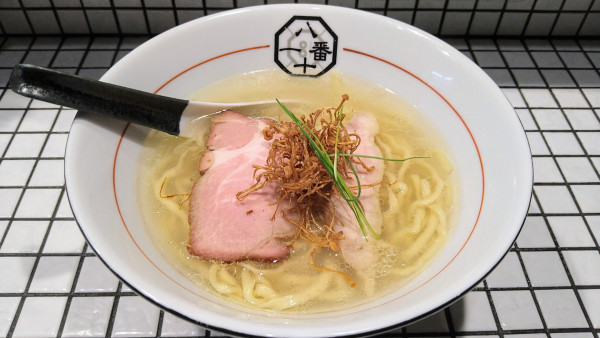 「うま味塩そば(中太縮れ麺)」@81番の写真