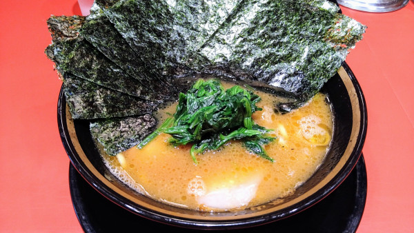 「ラーメン(味濃いめ･麺硬め)+海苔」@環2家 川崎店の写真