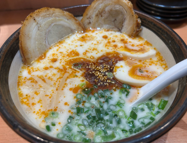 「俺流とびっきり超豚骨ラーメン＋替玉＋半ライス」@俺流塩らーめん 下北沢店の写真
