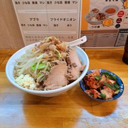 王ラーメン中盛り、ニラキムチトッピング