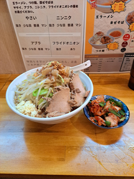 「王ラーメン中盛り、ニラキムチトッピング」@豚二郎 王ラーメン 小岩店の写真