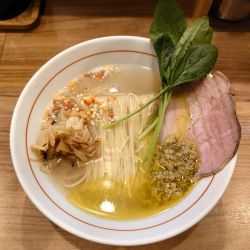 牡蠣とあさりオイル塩そば(1200円)