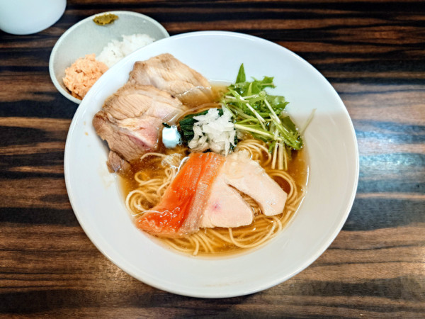 「限定 サーモン出汁そば(半ライス付き)+豚うで肉」@中華そば 梟の写真